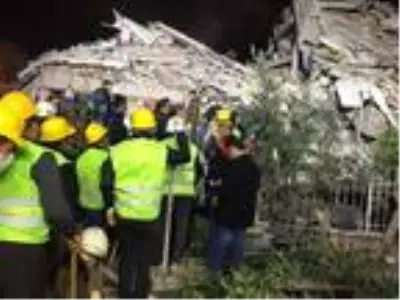 Somalı madenciler eylemi bırakıp yardım için İzmir'e geldi Somalı madenciler eylemi bırakıp yardım için İzmir'e geldi