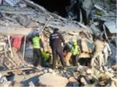Somalı madenciler eylemi bırakıp yardım için İzmir'e geldi Somalı madenciler eylemi bırakıp yardım için İzmir'e geldi