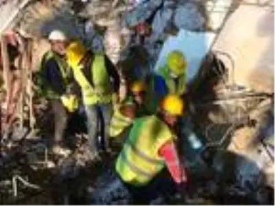 Somalı madenciler eylemi bırakıp yardım için İzmir'e geldi Somalı madenciler eylemi bırakıp yardım için İzmir'e geldi