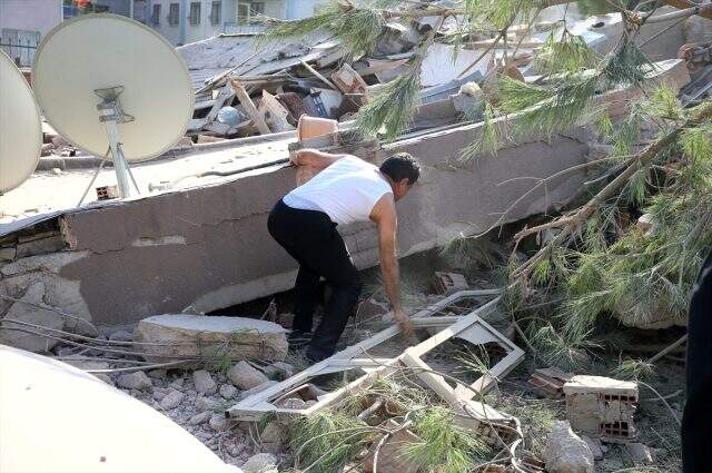 Son Dakika: İzmir'deki deprem sonrası AFAD'dan uyarı: Hasarlı yapılara girilmemeli