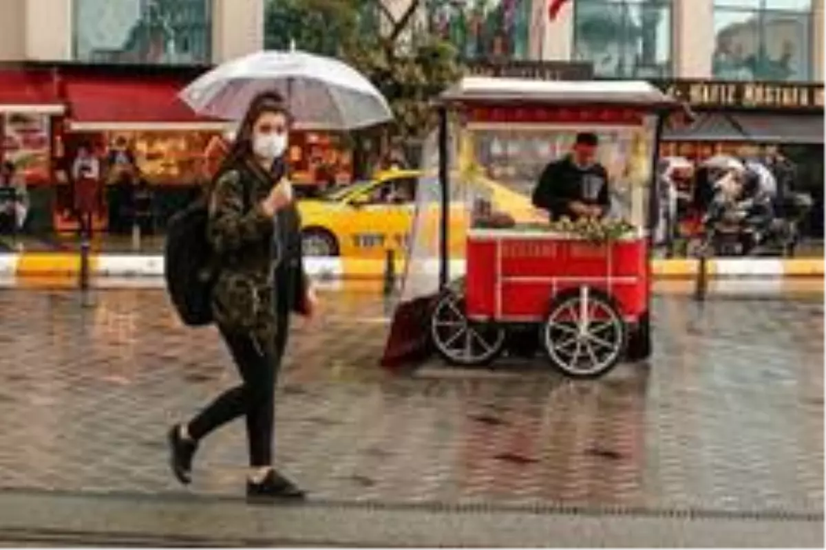 Taksim'de yağmur başladı
