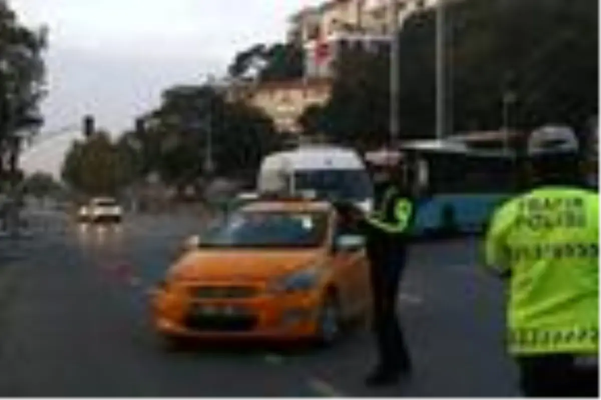 Taksim ve Dolmabahçe'de toplu taşıma araçları ve taksilerde Kovid-19 denetimi