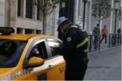 Taksim ve Dolmabahçe'de toplu taşıma araçları ve taksilerde Kovid-19 denetimi