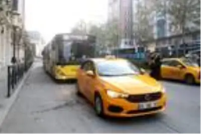 Taksim ve Dolmabahçe'de toplu taşıma araçları ve taksilerde Kovid-19 denetimi