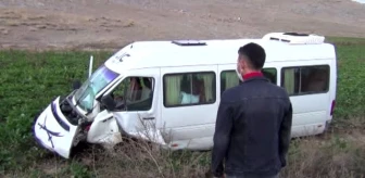 Konya'da tarım işçilerini taşıyan minibüs ile otomobil çarpıştı: 2 ölü, 14 yaralı