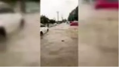 Taşan dere 4 aracı sürükledi Taşan dere 4 aracı sürükledi