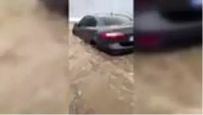 Taşan dere 4 aracı sürükledi Taşan dere 4 aracı sürükledi