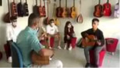 Terörden kurtulan Şırnaklı gençlere piyano, gitar ve şan eğitimi veriliyor Terörden kurtulan Şırnaklı gençlere piyano, gitar ve şan eğitimi veriliyor