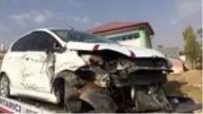 Tır ile otomobil çarpıştı: 2 yaralı Tır ile otomobil çarpıştı: 2 yaralı