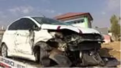 Tır ile otomobil çarpıştı: 2 yaralı Tır ile otomobil çarpıştı: 2 yaralı