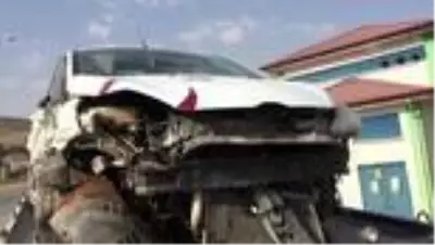 Tır ile otomobil çarpıştı: 2 yaralı Tır ile otomobil çarpıştı: 2 yaralı