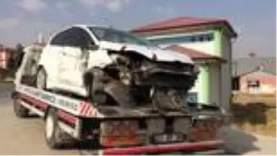 Tır ile otomobil çarpıştı: 2 yaralı Tır ile otomobil çarpıştı: 2 yaralı