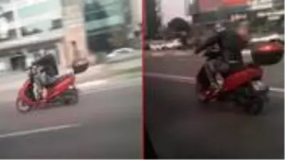 Trafikte ilginç anlar: Motosikleti at sürer gibi 'kamçılayan' vatandaş cep telefonu kamerasına yansıdı Trafikte ilginç anlar: Motosikleti at sürer gibi 'kamçılayan' vatandaş cep telefonu kamerasına yansıdı
