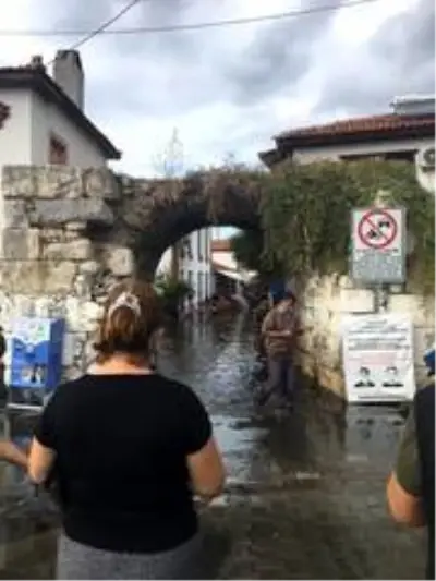 6.6 büyüklüğündeki depremde tsunami Sığacık'ı yerle bir etti 6.6 büyüklüğündeki depremde tsunami Sığacık'ı yerle bir etti