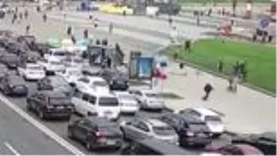 Son dakika haberi! Ukrayna'da araç yayaların arasına daldı: 2 ölü, 4 yaralı Son dakika haberi! Ukrayna'da araç yayaların arasına daldı: 2 ölü, 4 yaralı