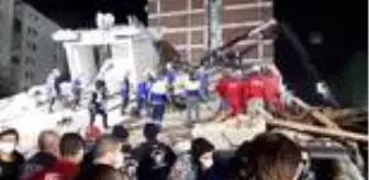 Vatandaş: 15 yaşındaki Günay Özışık yaklaşık 9 saat aradan sonra enkaz altından çıkarıldı Vatandaş: 15 yaşındaki Günay Özışık yaklaşık 9 saat aradan sonra enkaz altından çıkarıldı