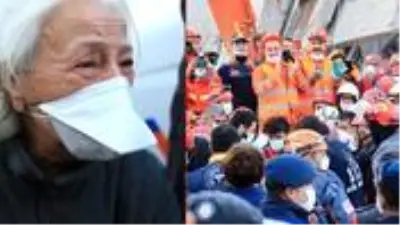 16 yaşındaki İnci depremden 17 saat sonra enkazdan yaralı olarak çıkarıldı 16 yaşındaki İnci depremden 17 saat sonra enkazdan yaralı olarak çıkarıldı
