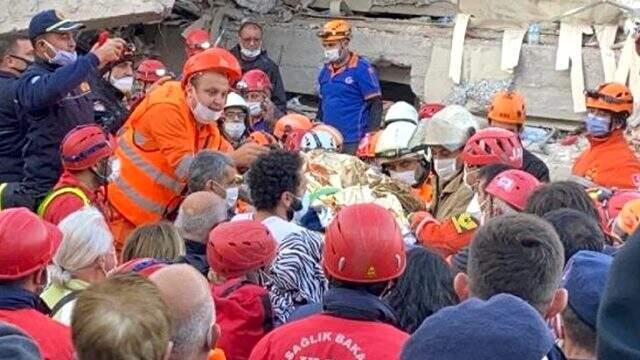 16 yaşındaki İnci depremden 17 saat sonra enkazdan yaralı olarak çıkarıldı 16 yaşındaki İnci depremden 17 saat sonra enkazdan yaralı olarak çıkarıldı