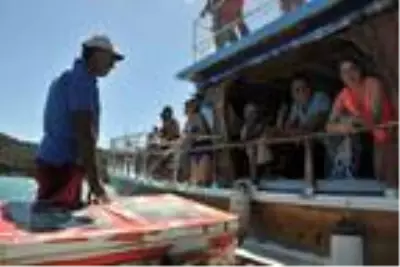 25 yıldır turistlere denizde dondurma keyfi yaşatıyor 25 yıldır turistlere denizde dondurma keyfi yaşatıyor