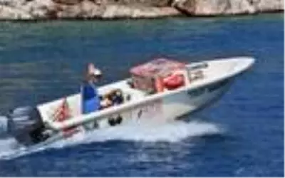 25 yıldır turistlere denizde dondurma keyfi yaşatıyor 25 yıldır turistlere denizde dondurma keyfi yaşatıyor