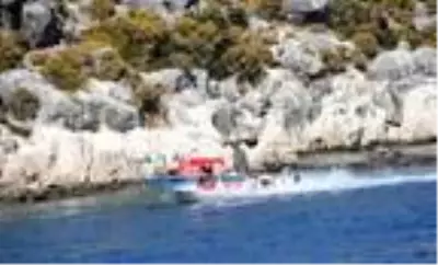 25 yıldır turistlere denizde dondurma keyfi yaşatıyor 25 yıldır turistlere denizde dondurma keyfi yaşatıyor