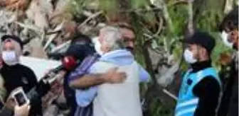 Enkaz altında kalan karısı ve çocuklarının sesini duyan adamın sevinci kameralara yansıdı Enkaz altında kalan karısı ve çocuklarının sesini duyan adamın sevinci kameralara yansıdı