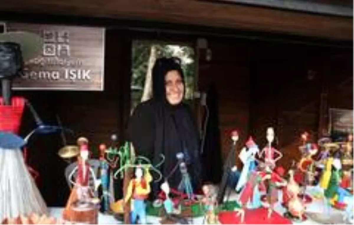 Atık kağıtları sanata dönüştürüyor