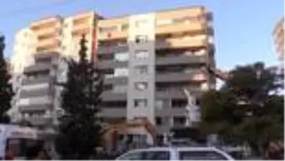 Bakan Karaismailoğlu, Yılmaz Erbek Apartmanı enkazında incelemelerde bulundu Bakan Karaismailoğlu, Yılmaz Erbek Apartmanı enkazında incelemelerde bulundu
