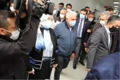 Son dakika haberleri! Bakanlardan tedavileri süren depremzedelere geçmiş olsun ziyareti Son dakika haberleri! Bakanlardan tedavileri süren depremzedelere geçmiş olsun ziyareti