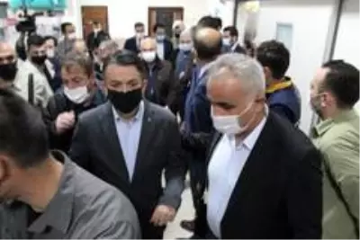 Son dakika haberleri! Bakanlardan tedavileri süren depremzedelere geçmiş olsun ziyareti Son dakika haberleri! Bakanlardan tedavileri süren depremzedelere geçmiş olsun ziyareti