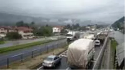 Bolu Dağı geçişinde araç yoğunluğu yaşanıyor - DÜZCE Bolu Dağı geçişinde araç yoğunluğu yaşanıyor - DÜZCE