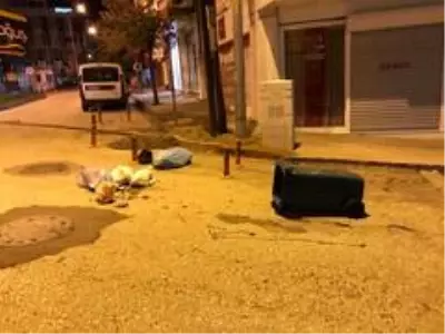 Son dakika... 'Canım sıkıldı' diyerek çöp konteynerini tekmeleyen alkollü şahsa polisten, 'Tekmeleyemezsin' cevabı Son dakika... 'Canım sıkıldı' diyerek çöp konteynerini tekmeleyen alkollü şahsa polisten, 'Tekmeleyemezsin' cevabı