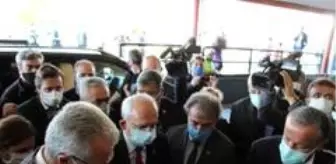 İzmir: CHP lideri Kılıçdaroğlu'ndan tedavileri süren depremzedelere geçmiş olsun ziyareti İzmir: CHP lideri Kılıçdaroğlu'ndan tedavileri süren depremzedelere geçmiş olsun ziyareti