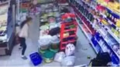 Son dakika haberi... Deprem anı Karaburun'da bir marketin güvenlik kamerasına yansıdı Son dakika haberi... Deprem anı Karaburun'da bir marketin güvenlik kamerasına yansıdı