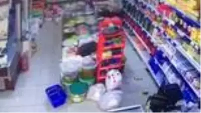 Son dakika haberi... Deprem anı Karaburun'da bir marketin güvenlik kamerasına yansıdı Son dakika haberi... Deprem anı Karaburun'da bir marketin güvenlik kamerasına yansıdı