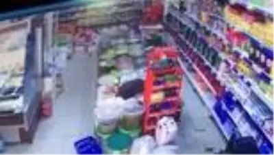 Son dakika haberi... Deprem anı Karaburun'da bir marketin güvenlik kamerasına yansıdı Son dakika haberi... Deprem anı Karaburun'da bir marketin güvenlik kamerasına yansıdı