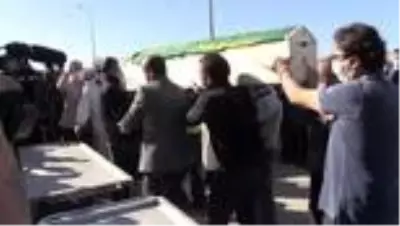 Depremde hayatını kaybeden gençten geriye mezuniyet albümü kaldı Depremde hayatını kaybeden gençten geriye mezuniyet albümü kaldı