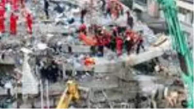 Depremde yıkılan Rıza Bey Apartmanı havadan görüntülendi Depremde yıkılan Rıza Bey Apartmanı havadan görüntülendi