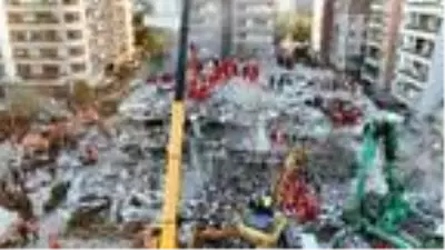 Depremde yıkılan Rıza Bey Apartmanı havadan görüntülendi Depremde yıkılan Rıza Bey Apartmanı havadan görüntülendi