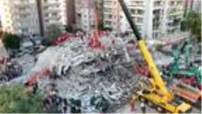 Depremde yıkılan Rıza Bey Apartmanı havadan görüntülendi Depremde yıkılan Rıza Bey Apartmanı havadan görüntülendi
