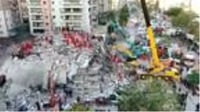 Depremde yıkılan Rıza Bey Apartmanı havadan görüntülendi Depremde yıkılan Rıza Bey Apartmanı havadan görüntülendi