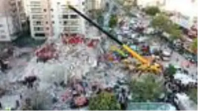 Depremde yıkılan Rıza Bey Apartmanı havadan görüntülendi Depremde yıkılan Rıza Bey Apartmanı havadan görüntülendi