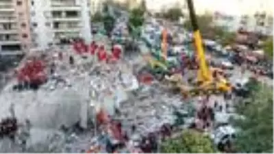 Depremde yıkılan Rıza Bey Apartmanı havadan görüntülendi Depremde yıkılan Rıza Bey Apartmanı havadan görüntülendi
