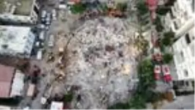 Depremde yıkılan Rıza Bey Apartmanı havadan görüntülendi Depremde yıkılan Rıza Bey Apartmanı havadan görüntülendi