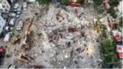 Depremde yıkılan Rıza Bey Apartmanı havadan görüntülendi Depremde yıkılan Rıza Bey Apartmanı havadan görüntülendi