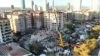 Depremde yıkılan Rıza Bey Apartmanı havadan görüntülendi Depremde yıkılan Rıza Bey Apartmanı havadan görüntülendi