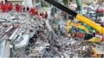 Depremde yıkılan Rıza Bey Apartmanı havadan görüntülendi Depremde yıkılan Rıza Bey Apartmanı havadan görüntülendi