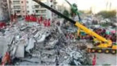 Depremde yıkılan Rıza Bey Apartmanı havadan görüntülendi Depremde yıkılan Rıza Bey Apartmanı havadan görüntülendi