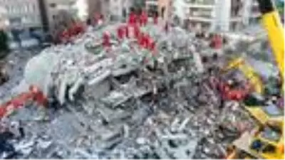 Depremde yıkılan Rıza Bey Apartmanı havadan görüntülendi Depremde yıkılan Rıza Bey Apartmanı havadan görüntülendi