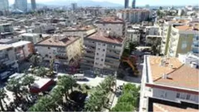 Depreme dayanamayan binaları iş makinaları ayakta tutuyor Depreme dayanamayan binaları iş makinaları ayakta tutuyor